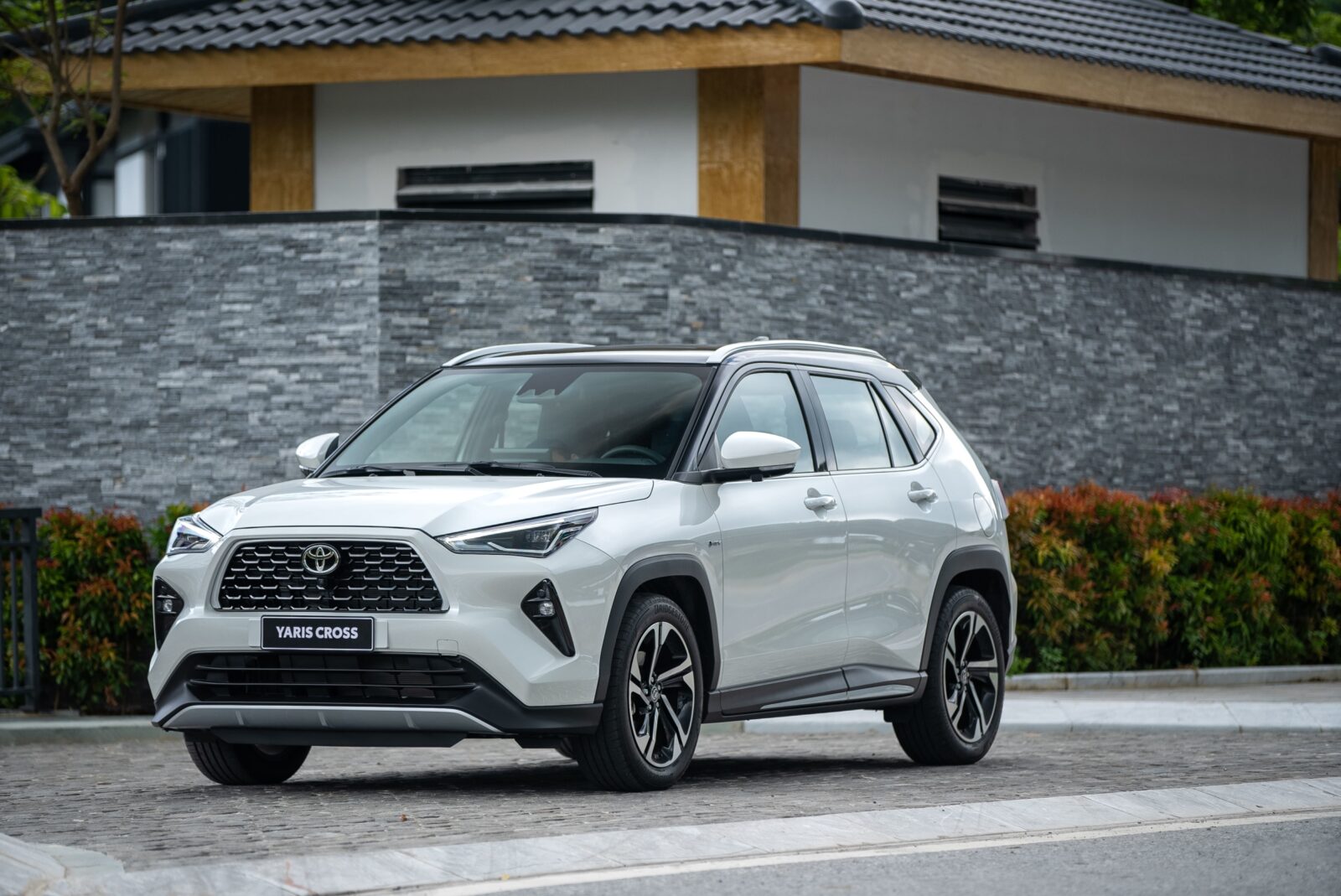 Ngoai that 1 5 HEV 8 Giá lăn bánh Yaris Cross tháng 4/2025